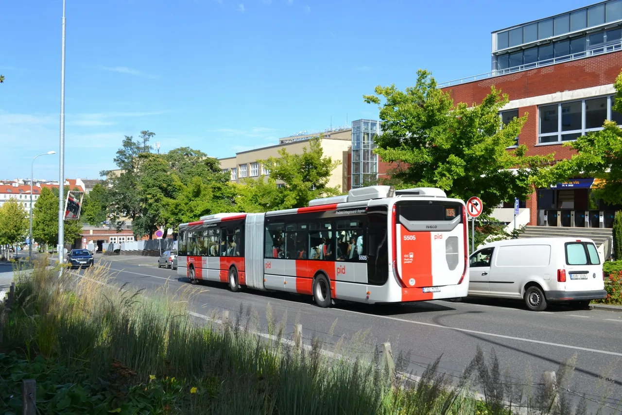 Autobús articulado en una red de transporte público urbano